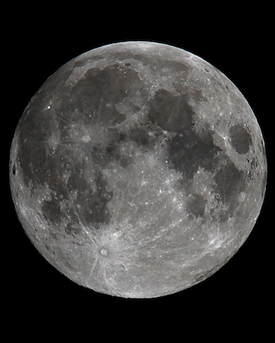 Der Mond, aufgenommen von meinem Balkon aus, mit einer Brennweite von 640mm und anschließend beschnitten.