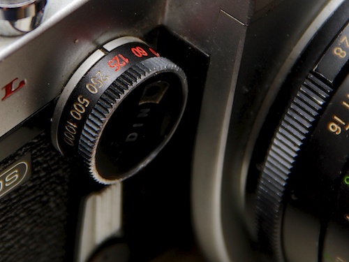 Verschlusszeitwahlrad an einer alten Revue Spiegelreflex-Kamera