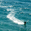 Ein Kitesurfer in Calpe (Spanien)